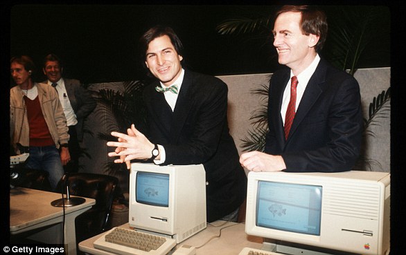 استیو جابز از جدید Macintosh شرکت اپل رایانه در 6 فوریه 1984 در کالیفرنیا رونمایی کرد.