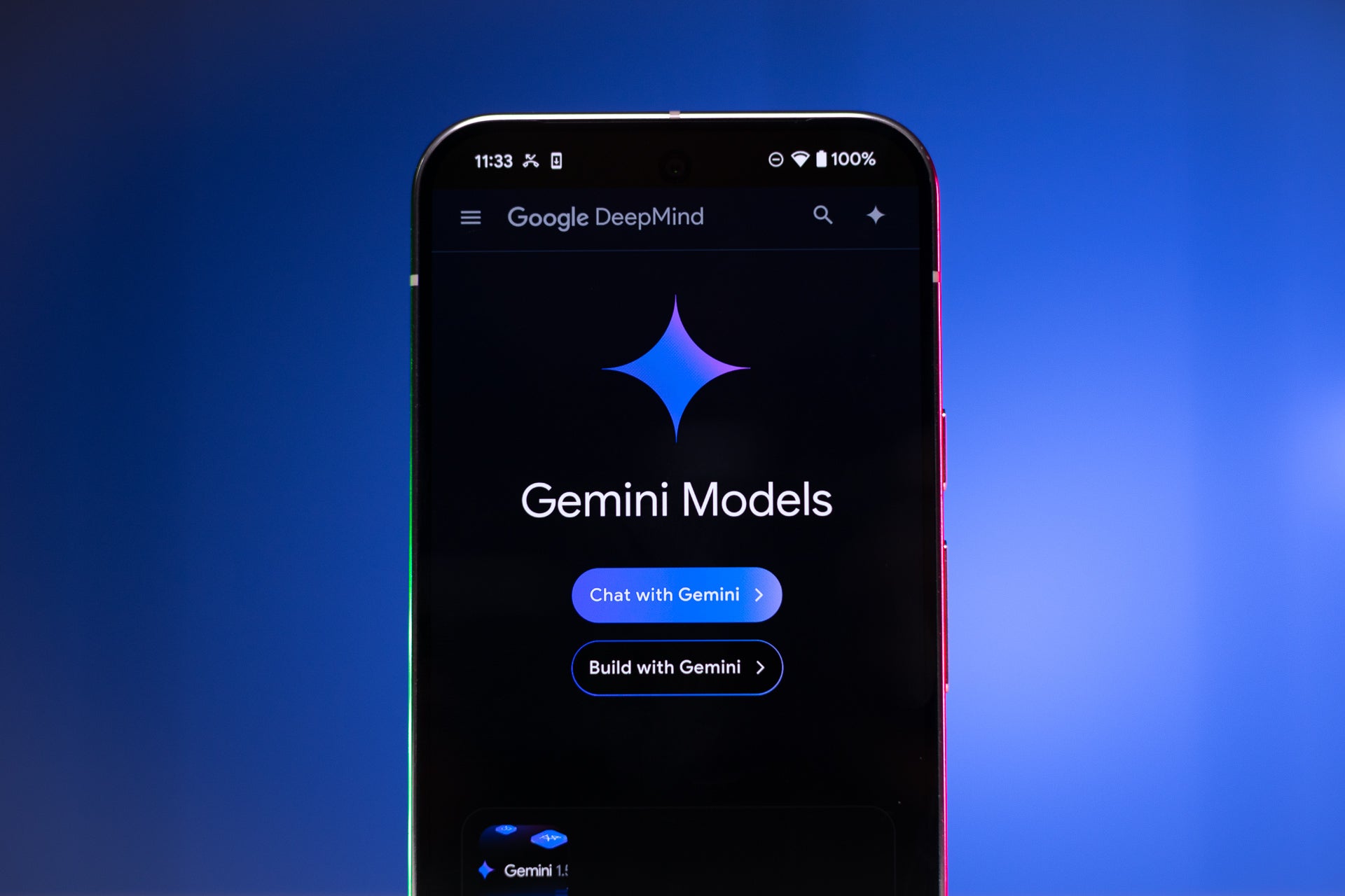 تلفن با برنامه Gemini روی آن.