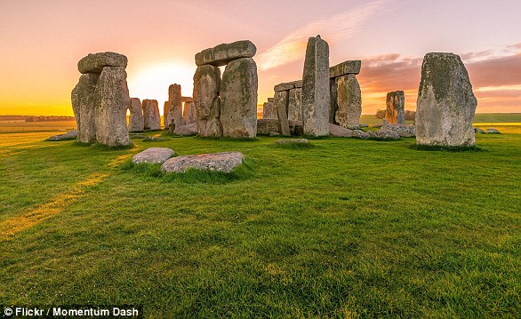 Stonehenge ، مشهورترین ساختار ماقبل تاریخ در اروپا ، احتمالاً جهان ، توسط مردم نوسنگی ساخته شده است ، و بعداً در اوایل دوران برنز به آن اضافه شد