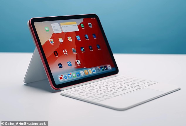 همچنین انتظار می رود اپل دو مدل iPad را در بهار منتشر کند. تصویر ، iPad 10 در اکتبر 2022 منتشر شد