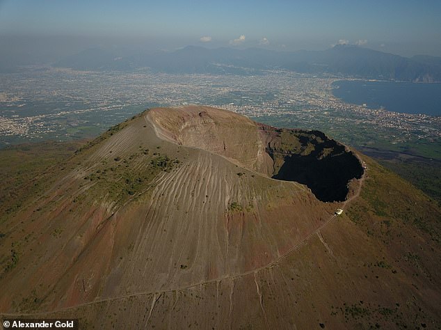 مشهورترین فوران Mount Vesuvius در سال 79 میلادی اتفاق افتاد و 16000 نفر را در خلیج ناپل ایتالیا کشته است. اما بیش از 2000 سال قبل از این ، آتشفشان 2،000ft دچار فوران حتی بزرگتر شد