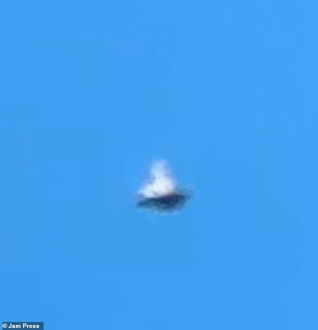 آنها گفتند که UFO مانند یک شیء زحل به شکل در آسمان آبی ظاهر می شود