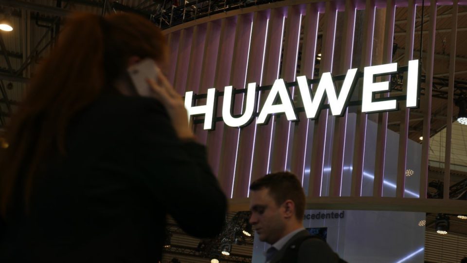 Huawei Exe Exe یک تلفن نوآورانه را با فاکتور شکل جدید در ماه مارس طعنه می زند