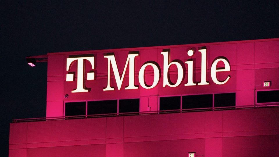 T-Mobile هنگام تنظیم دارایی های میانی و بلند خود ، طیف کمتری را جمع می کند