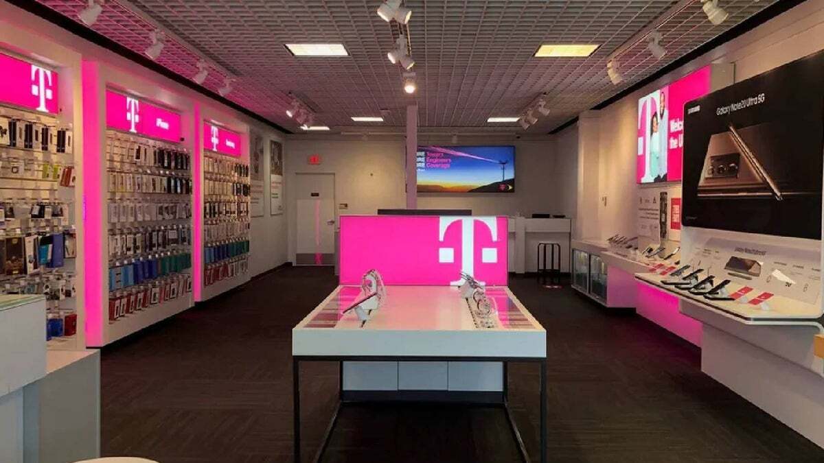 در داخل یک فروشگاه خرده فروشی T-Mobile.