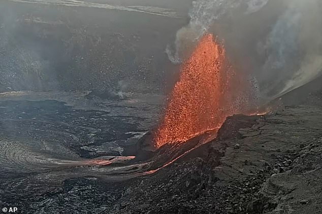 آتشفشان Kilauea در هاوایی فوران می کند که صدها پا گدازه را به آسمان می اندازد