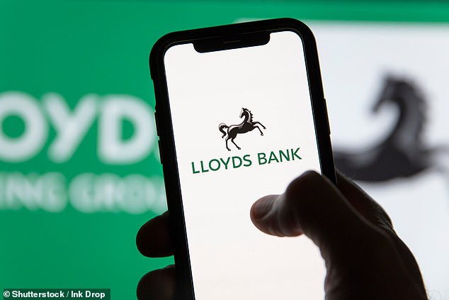 برنامه های بانکی Lloyds و Halifax به دنبال قطع 3 ساعته که صدها مشتری را قادر به پرداخت هزینه ها نمی دانند ، به صورت آنلاین باز می گردند