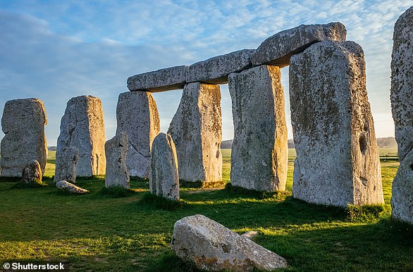 Stonehenge (تصویر) یکی از برجسته ترین بناهای ماقبل تاریخ در انگلیس است