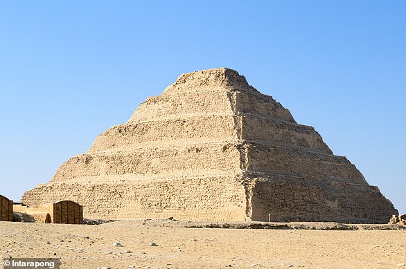 هرمی مرحله Djoser اندازه 200 فوت ارتفاع (60 متر) است و اعتقاد بر این است که اولین هرمی در مصر است
