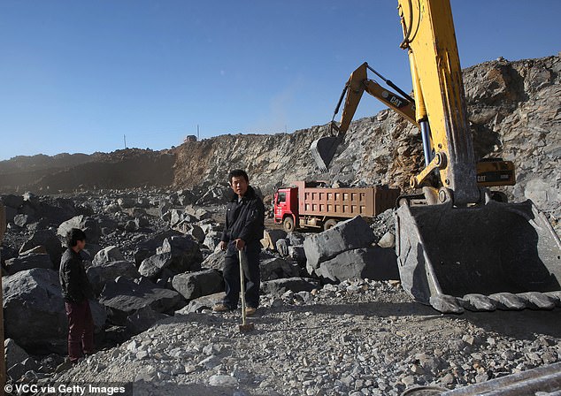 کارگران در یک معدن خاکی نادر در منطقه معدن Bayan Obo در تاریخ 28 نوامبر 2010 در Baotou ، مغولستان داخلی چین کار می کنند