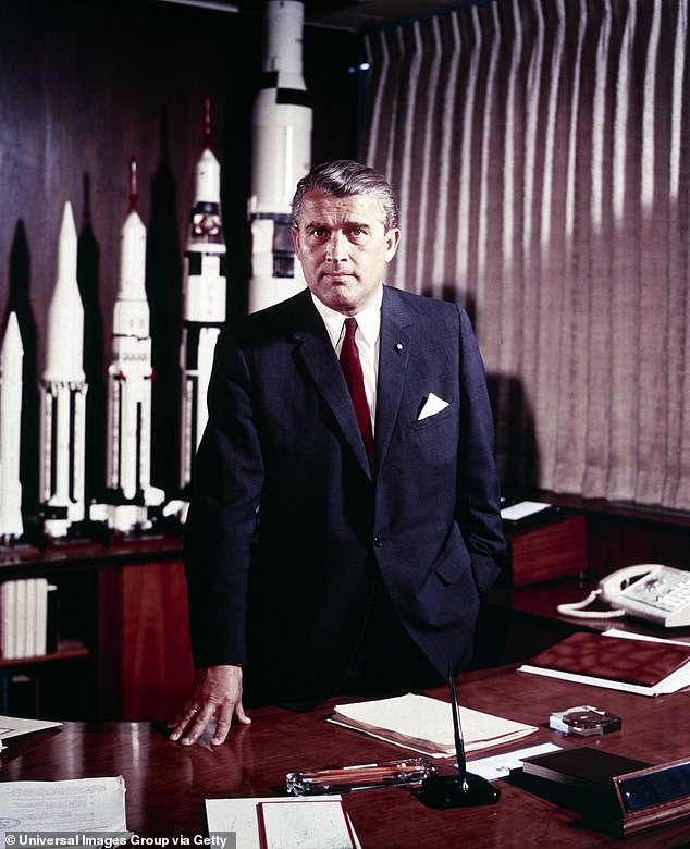 Wernher von Braun یک دانشمند سابق آلمانی بود که به توسعه برنامه فضایی آمریکا و موشک هایی که فضانوردان را به ماه می برد ، کمک کرد