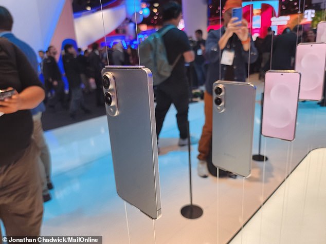 Galaxy Edge از سازنده رقیب سامسونگ (تصویر) 5.84 میلی متر (0.229 اینچ) عرض دارد