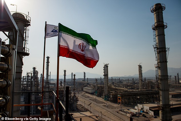 شرکت ملی نفت ایران یکی از بزرگترین تولید کنندگان C02 در جهان است و مسئولیت 1،262 میلیون تن C02 را بر عهده دارد. تصویر: تسهیلات میعانات گازی ستاره خلیج فارس در عباس ، ایران