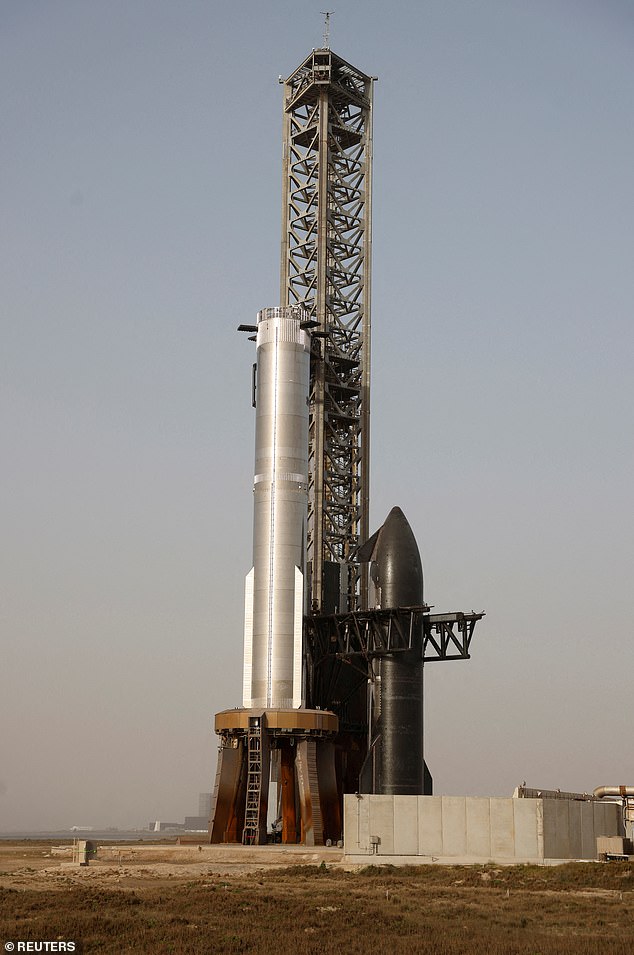 فضاپیمای Starship نسل بعدی SpaceX ، سمت راست برج ، با تقویت کننده فوق العاده سنگین نشان داده شده است