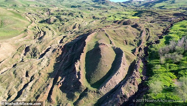 سازند دوروپینار یک ساختار زمین شناسی 163 متری (538ft) ساخته شده از یک نوع سنگ آهن به نام لیمونیت است