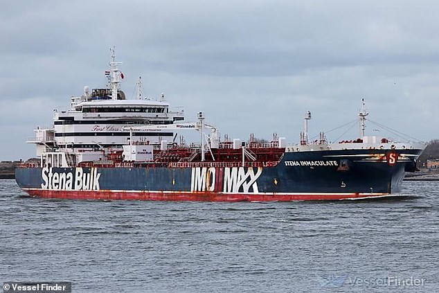 تانکر مبهم ایالات متحده ، MV Stena Immaculate (تصویر) ، در حالی که توسط کشتی کانتینر پرنده پرتغال ، MV Solong ، در ساحل هامبر رودخانه ، هال ، در لنگر قرار گرفت ، مورد اصابت قرار گرفت.