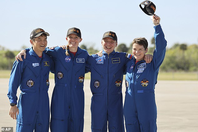 فضانوردان Starliner و Crew-9 حدود سه روز پس از انجام ماموریت خدمه 10 ، فضانورد ژاپنی Takuya Onishi (L to R) ، فضانورد ناسا ، نیکول آیرز ، کوریل Peskov روسی و فضانورد ناسا را ​​به ایستگاه فضا واگذار می کنند.