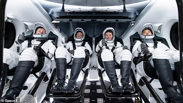 ناسا و SpaceX با موفقیت یک تمرین لباس خشک از فعالیت های روز یکشنبه را به پایان رساندند ، و عکسی از خدمه 10 را به دست آورد و یک انگشت شست را از داخل کپسول اژدها نشان داد