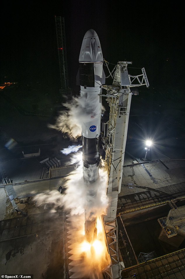 روز یکشنبه ، SpaceX یک آزمایش آتش نشانی استاتیک موشک Falcon 9 را انجام داد که برای راه اندازی فضاپیمای اژدها -10 Dragon استفاده خواهد شد
