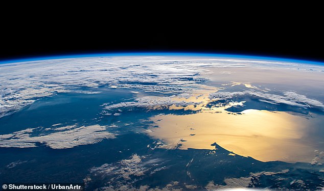 در تصویر ، انحنای زمین با خورشید در دریای خزر از نقطه برتری ایستگاه فضایی بین المللی (ISS) ، 262 مایل به سمت بالا