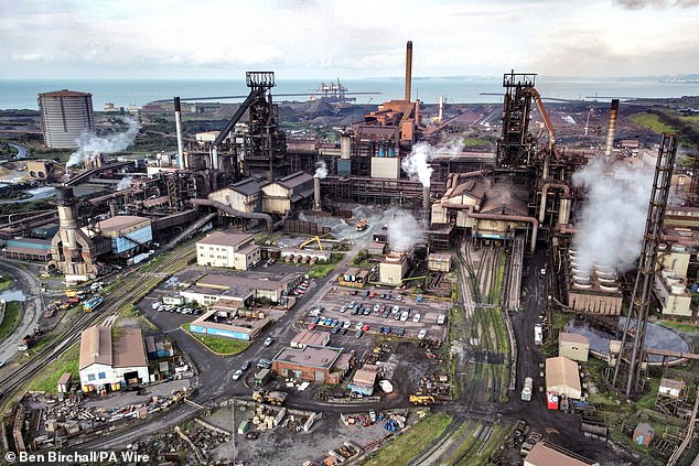 در تصویر ، Steelworks Port Talbot در ولز جنوبی. بیش از 4000 نفر در این کارخانه کار کردند تا آخرین کوره انفجار در اکتبر 2024 بسته شد