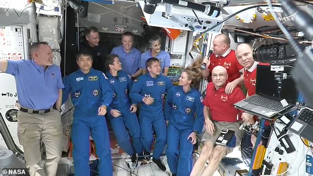 Crew-10 شامل فضانوردان ناسا آن مک کلین و نیکول آیرز ، Takuya Onishi ژاپن و کیریل Pesko روسیه (در لباس های آبی دیده می شود)