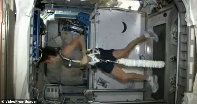 Sunita Williams در طول مأموریت خود در سال 2012 بر روی تردمیل ISS اجرا می شود
