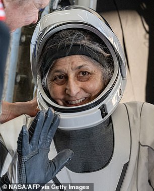 فضانورد ناسا سنی ویلیامز در حالی که از یک فضاپیمای اژدها SpaceX کمک می کند لبخند و موج می زند