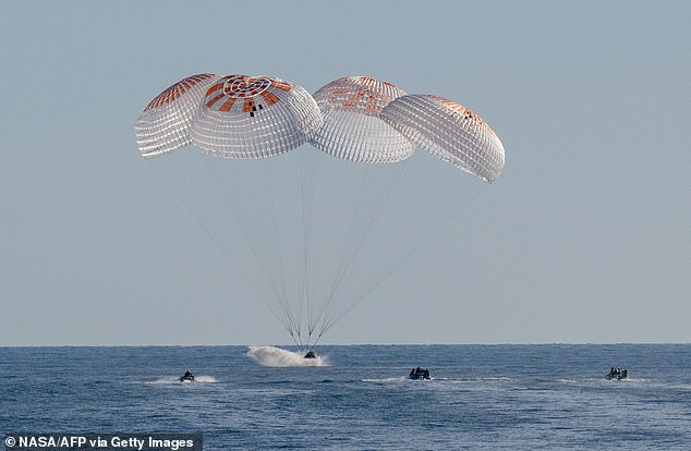 پس از ورود مجدد آتشین ، کپسول اژدها SpaceX Crew توسط چهار چتر نجات بزرگ کاهش یافت و در ساعت 5:57 بعد از ظهر ET (21:57 GMT) سه شنبه با خیال راحت پراکنده شد.