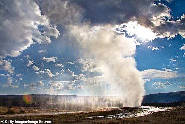 Old Faithful Geyser در پارک ملی یلوستون فوران کرد. دانشمندان فکر می کنند منبع گرما که سیستم آتشفشانی گسترده یلوستون را به حداقل 50 میلیون سال پیش باز می گرداند