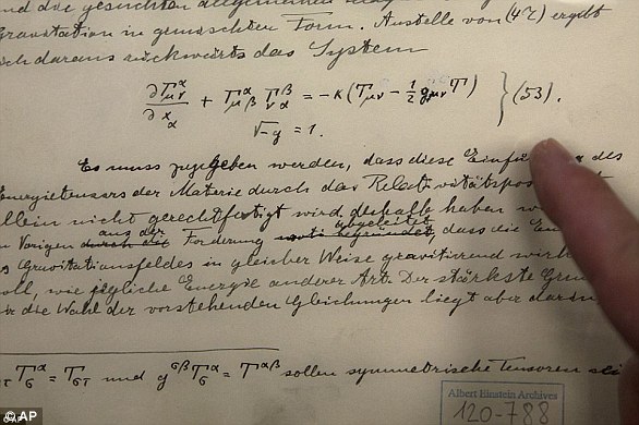 تصویر اسناد تاریخی اصلی مربوط به پیش بینی انیشتین از وجود امواج گرانشی است که در دانشگاه عبری در اورشلیم نشان داده شده است
