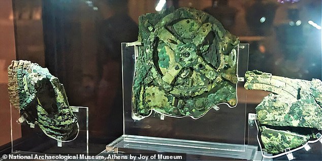 قطعاتی از مکانیسم Antikythera ، یک رایانه آنالوگ یونانی باستانی که اعتقاد بر این است برای کمک به آموزش یونانیان در مورد مکان ما در کیهان استفاده می شود