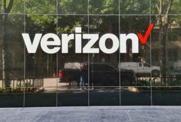 AT&T و Verizon تأیید می کنند که هزینه تعرفه ها را به مشتریان خود منتقل می کنند