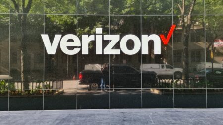 AT&T و Verizon تأیید می کنند که هزینه تعرفه ها را به مشتریان خود منتقل می کنند