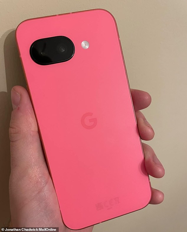بررسی Google Pixel 9a: درگیر کردن ویژگی های هوش مصنوعی و باتری قدرتمند آیفون "بودجه" اپل را برای پول خود اجرا می کند