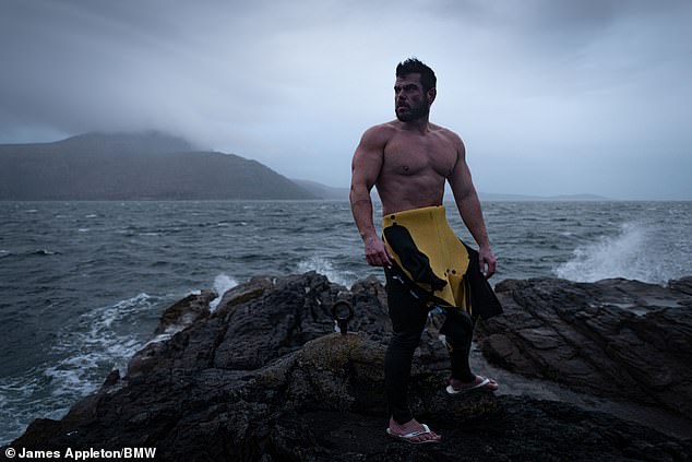 ملاقات با Daredevil British Daredevil با شنا بیش از 1000 مایل در کل خط ساحلی ایسلند: MailOnline به راس ادگلی در شنا در دریای اسکاتلند می پیوندد تا دریابید که برای مواجهه با یکی از شدیدترین محیط های روی زمین چه چیزی لازم است