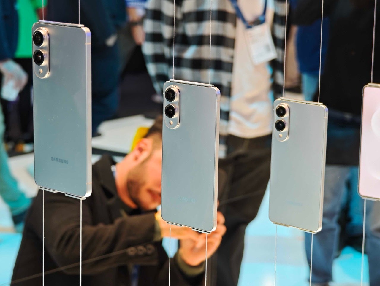 واحد ساختگی Galaxy S25 Edge همانطور که در MWC 2025 مشاهده می شود (Image Credit -Phonearena) - Galaxy S25 Edge vs Galaxy S25 Ultra: تفاوت های اصلی برای انتظار