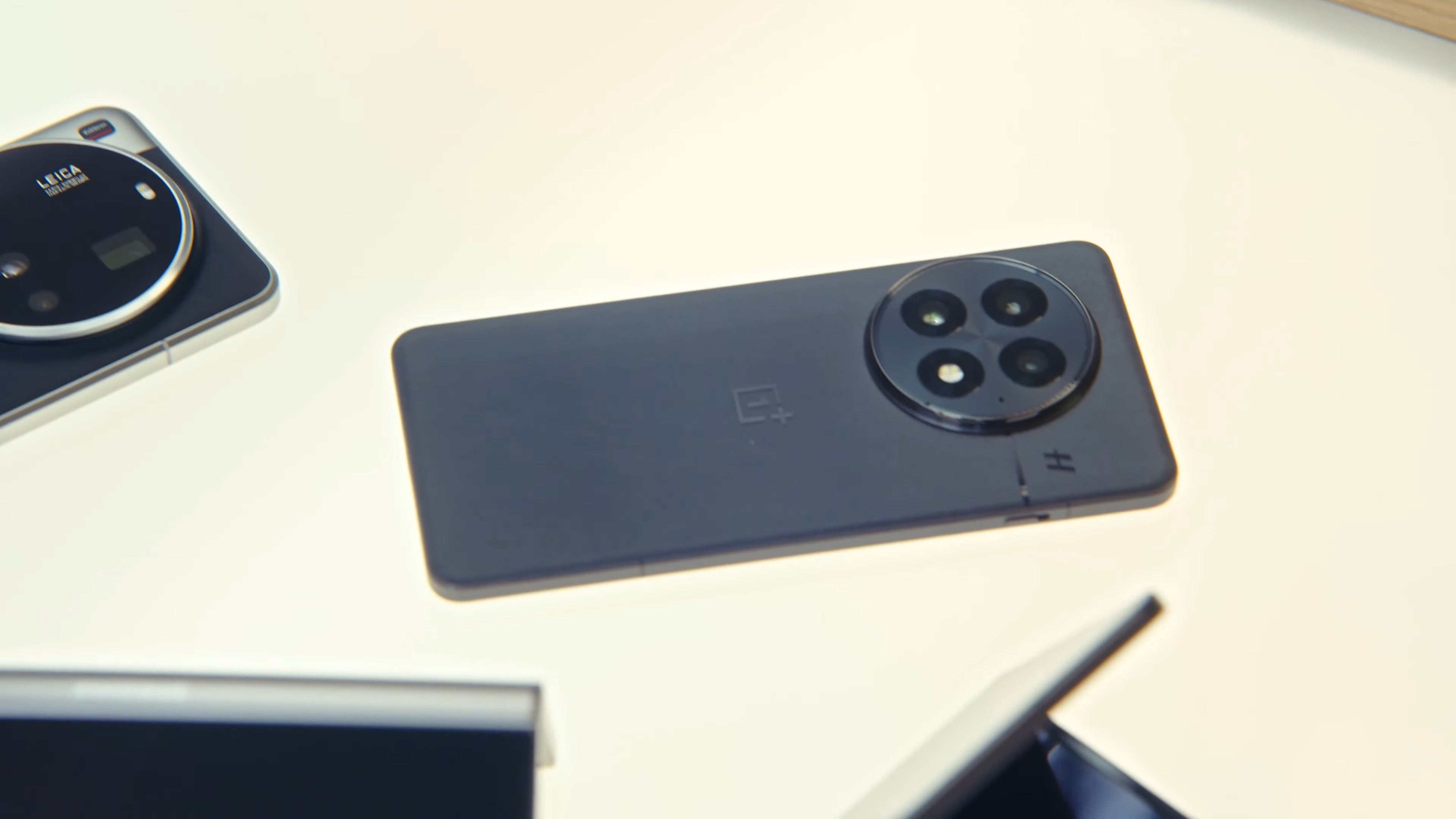 تصویر OnePlus 13 که در کنار سایر تلفن های Android توسط Dieter Bohn در نمایشگاه Android نمایش داده می شود