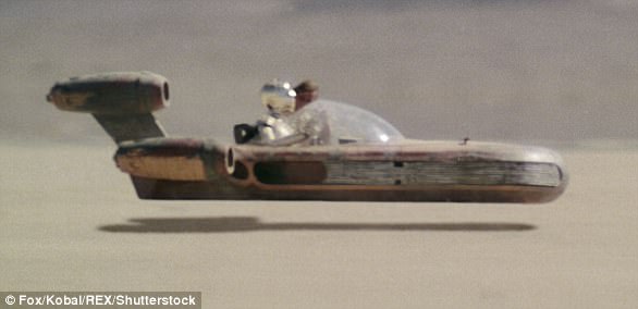 Toy Landspeeder در واقع مانند X-34 Landspeeder از Star Wars: A New Hope (تصویر) معلق نیست. 