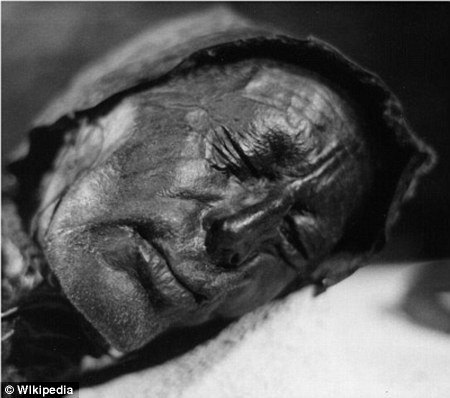 Tollund Man (تصویر) ، که در قرن چهارم قبل از میلاد زندگی می کرد ، یکی از بهترین نمونه های مورد مطالعه از 