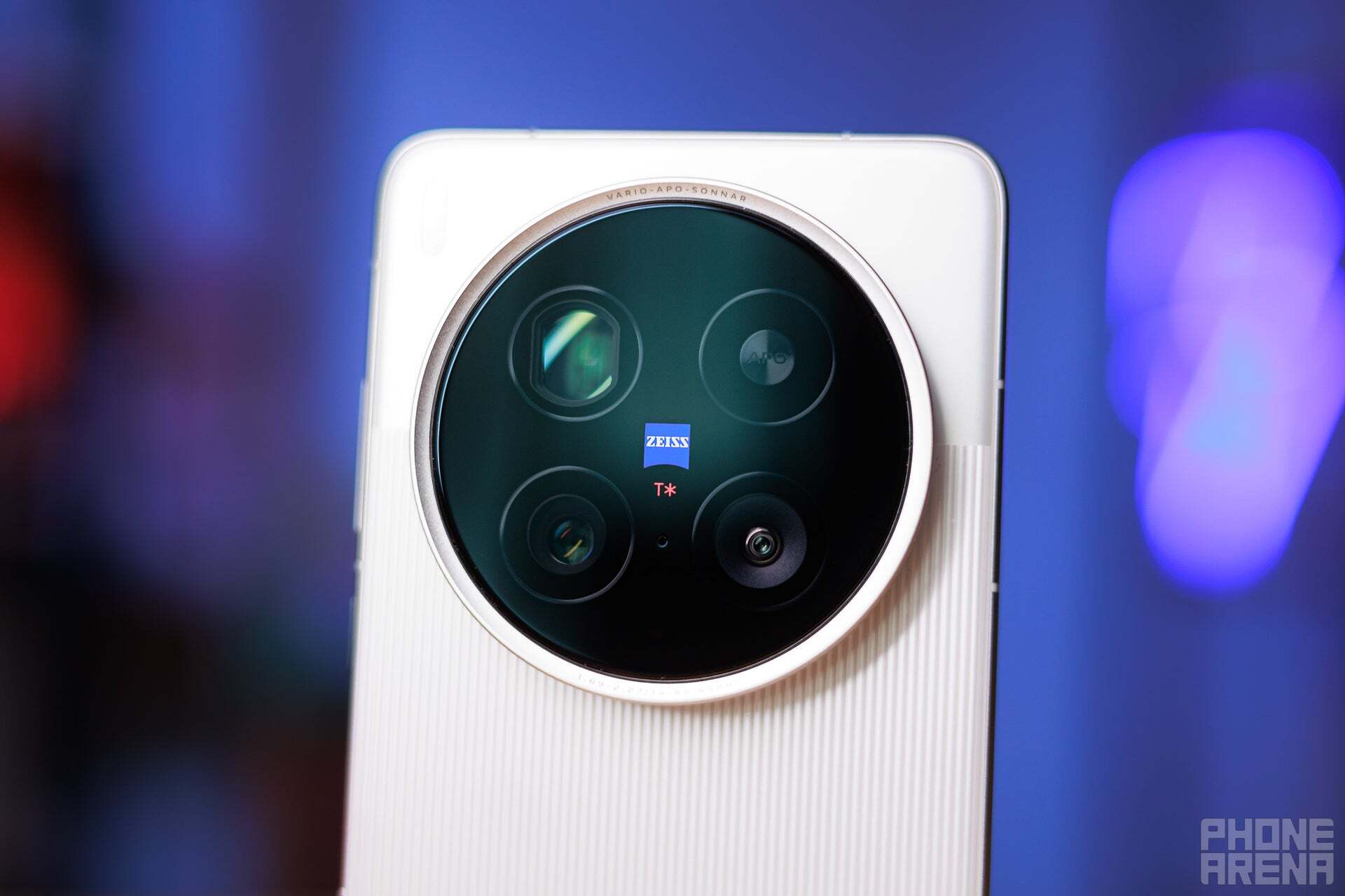 Vivo X200 Ultra. | Image by Phonearena - تلفن با بهترین باتری 2025 در حال گرفتن یک جمع و جور جمع و جور و چهار رنگ است