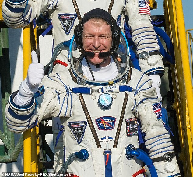 Tim Peake از ESA (آژانس فضایی اروپا) ، قبل از سوار شدن به موشک Soyuz TMA-19M برای راه اندازی Expedition 46 به ایستگاه فضایی بین المللی ، Baikonur Cosmodrome ، قزاقستان ، 15 دسامبر 2015