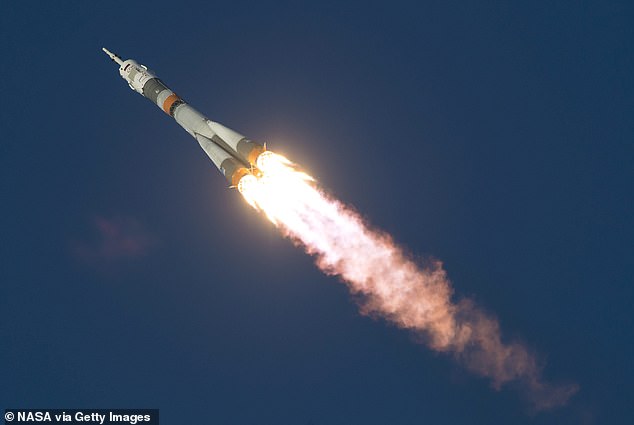 نمای موشک Soyuz TMA-19M حامل تیم پیک و همچنین یوری مالنچنکو و تیم کوپرا در دسامبر 2015 به ISS