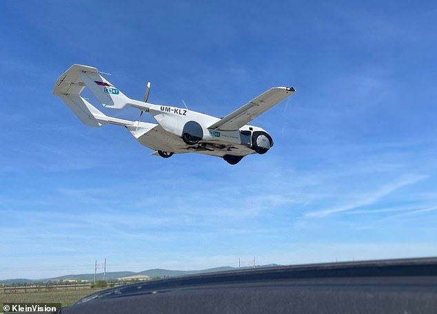 AirCar اصلی قبلاً بیش از 170 ساعت پرواز و بیش از 500 برخاستن و فرود را با موفقیت به پایان رسانده است. ژان میشل جار ، آهنگساز فرانسوی اولین مسافر جهان شد که در سال 2024 در هواپیمای پرواز پرواز Kleinvision (تصویر) سوار شد