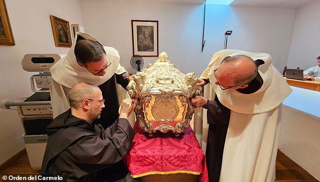 انتظار می رود چندین ماه طول بکشد تا پزشکان و دانشمندان نتایج تجزیه و تحلیل خود را از آزمایشگاه در ایتالیا بازگردانند. تصویر: تابوت نقره ای در سنگ مرمر سنت ترزا از اویلا محصور شده است