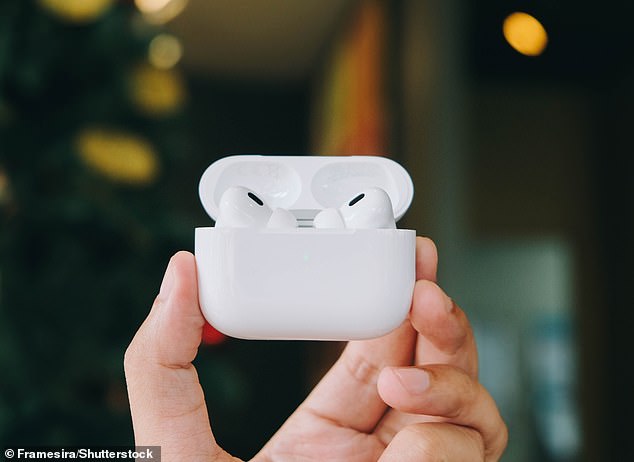 برای بازگرداندن تنظیمات کارخانه ، ابتدا دکمه تنظیم مجدد کوچک را در قسمت پشتی AirPods خود پیدا کنید