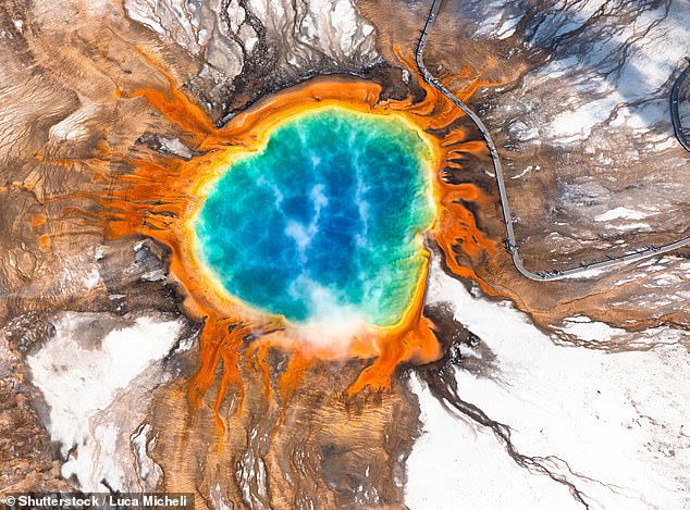 Supervolcano Yellowstone یک مخزن وسیع ماگما است که دارای پتانسیل رها کردن یک فوران دسته هشت بیش از 100 برابر قدرتمندتر از Krakatoa است