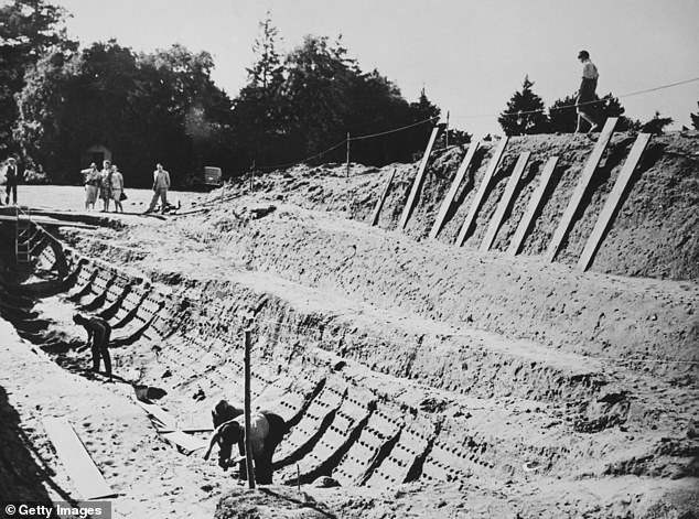 دفن کشتی Sutton Hoo بین حدود 610 میلادی و 635 میلادی ، هنگامی که این سایت متعلق به پادشاهی آنگلوساکسون شرقی آنگلیا بود. در سال 1939 توسط ریحان براون کشف شد