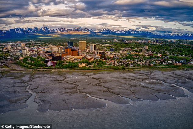Mount Spurr همچنین در حدود 78 مایل از Anchorage (تصویر) واقع در خانه نزدیک به 300000 نفر قرار دارد که می تواند در خاکستر آتشفشانی ضخیم پتو باشد