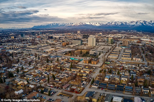 Anchorage در حدود 78 مایل از Mount Spurr واقع شده است ، که همچنان با فعالیت لرزه ای بالا و افزایش انتشار گاز ، علائم ناآرامی را نشان می دهد